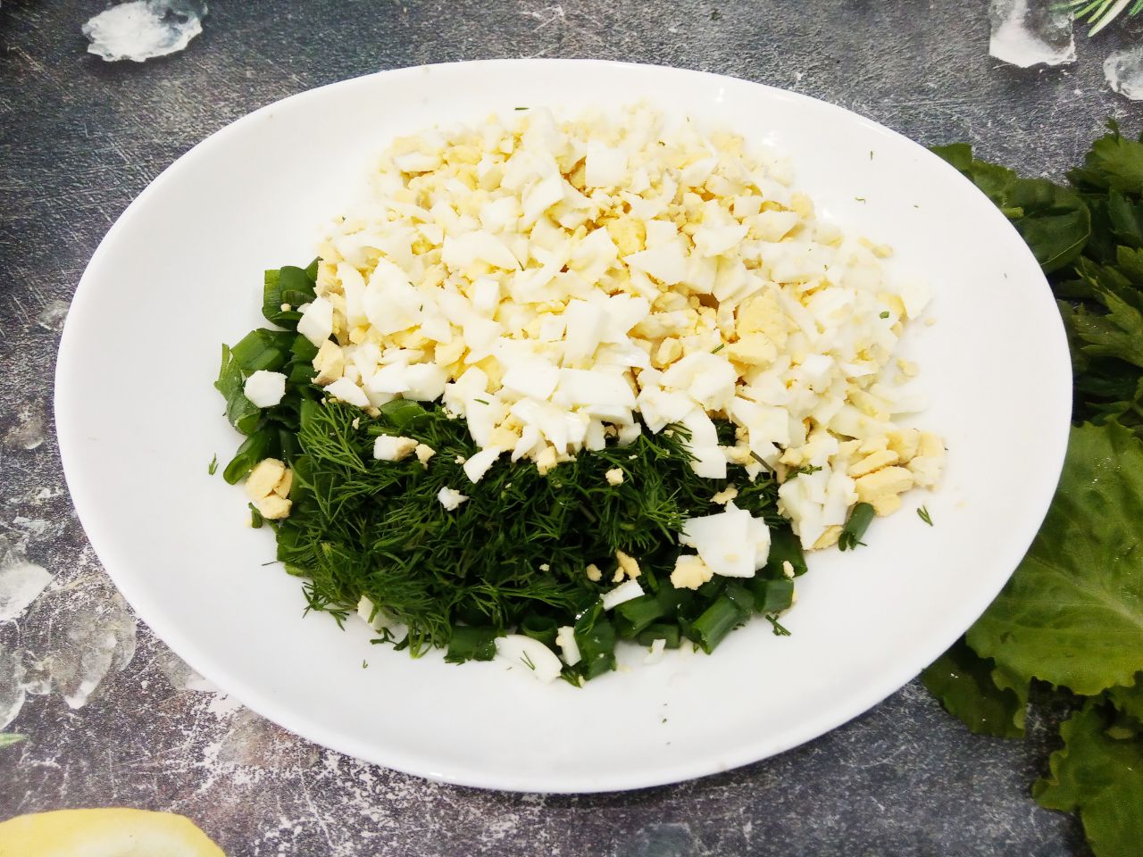 Салат с зеленым луком и яйцом