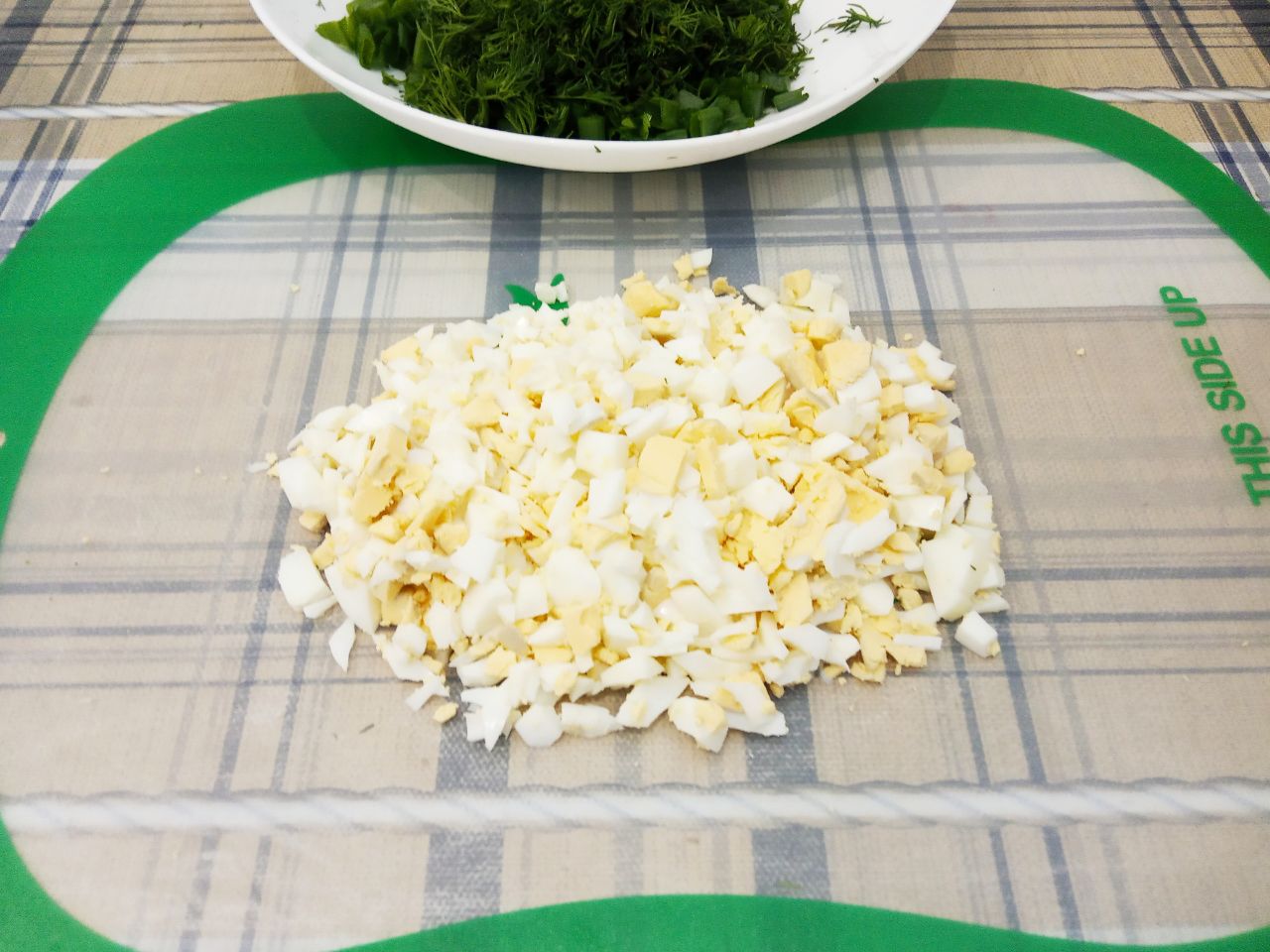 Салат с зеленым луком и яйцом