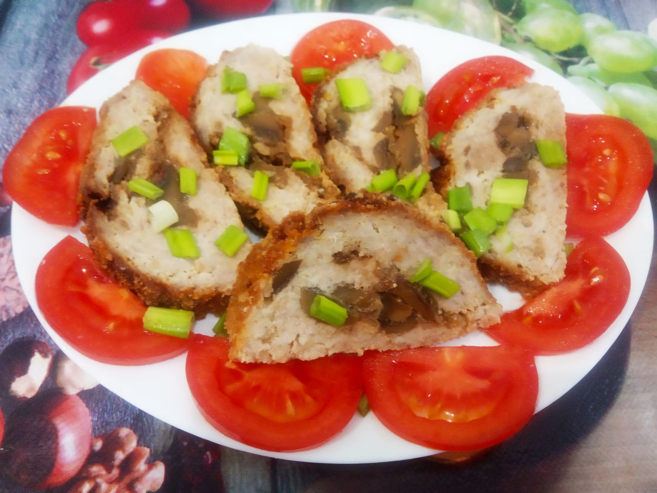 Мясной рулет с начинкой из грибов и жареного лука