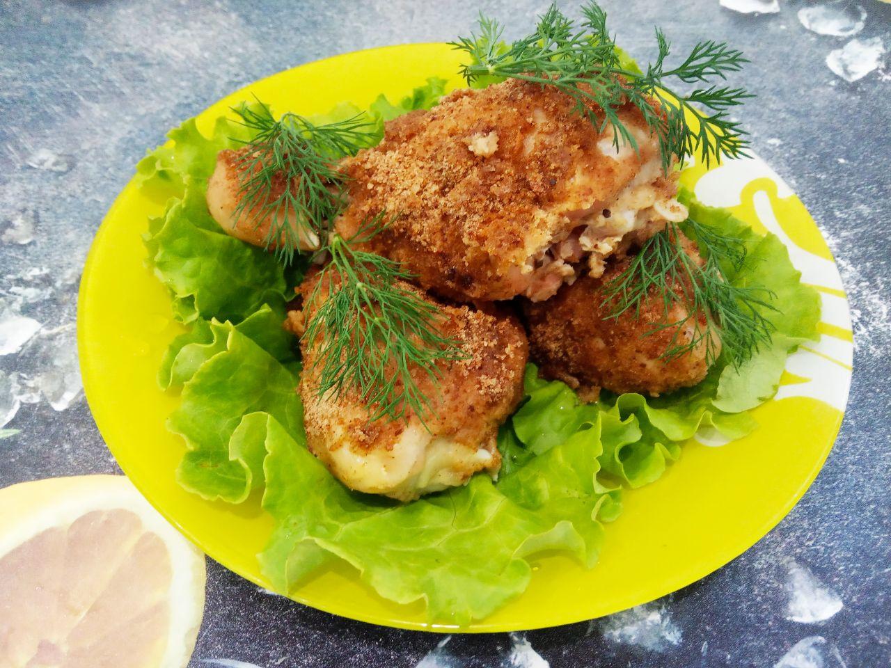 куриные ножки в сухарях в духовке. курица в духовке с хрустящей корочкой. куриные ножки в сухарях в духовке. куриные ножки в панировке. курочка с хрустящей корочкой.